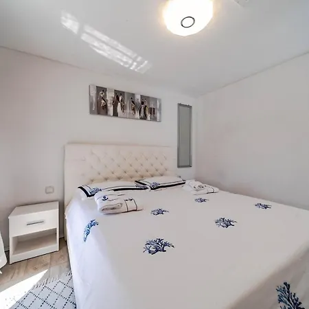 Seaside Ema Vela Luka